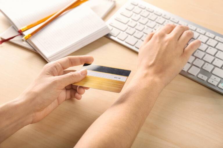 Tomhaltóir Tiomáinte ag Algartaim: Tionchar Mholtaí na hintleachta saorga ar Chinntí Ceannaigh